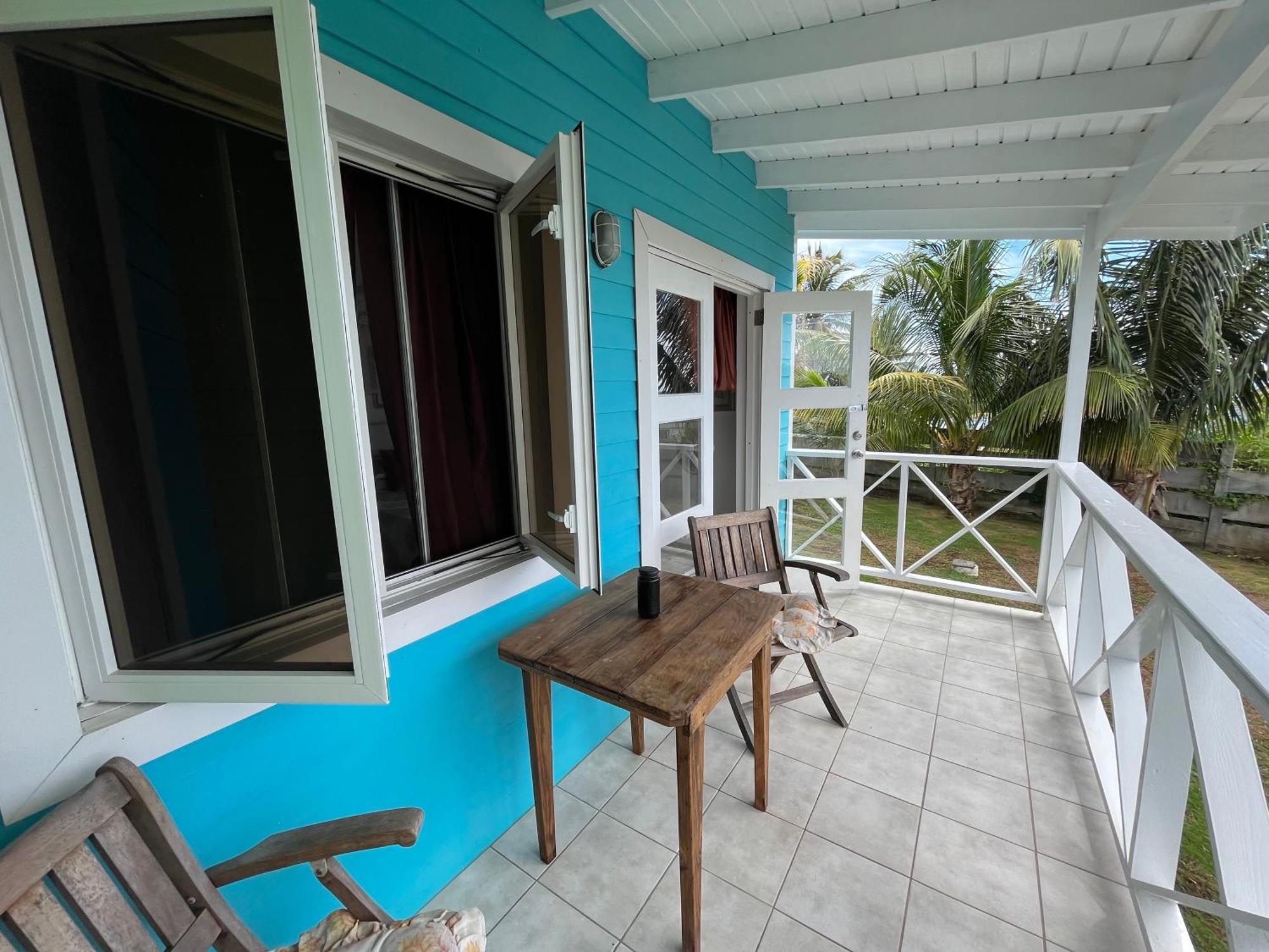 Waves Villa Guesthouse Kingstown Buitenkant foto