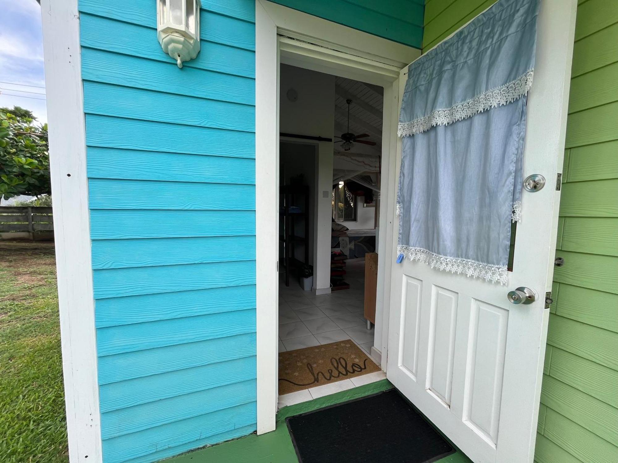 Waves Villa Guesthouse Kingstown Buitenkant foto