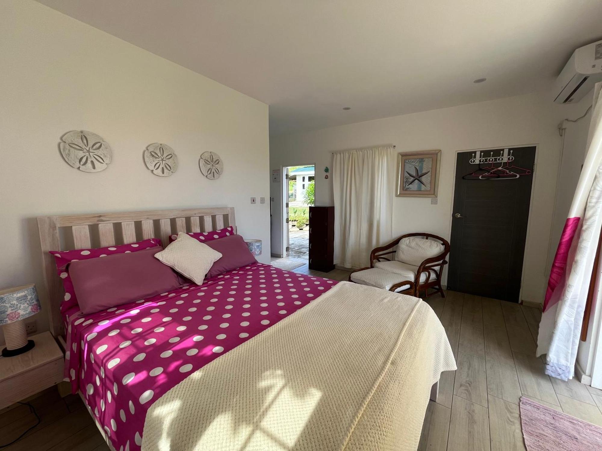 Waves Villa Guesthouse Kingstown Buitenkant foto
