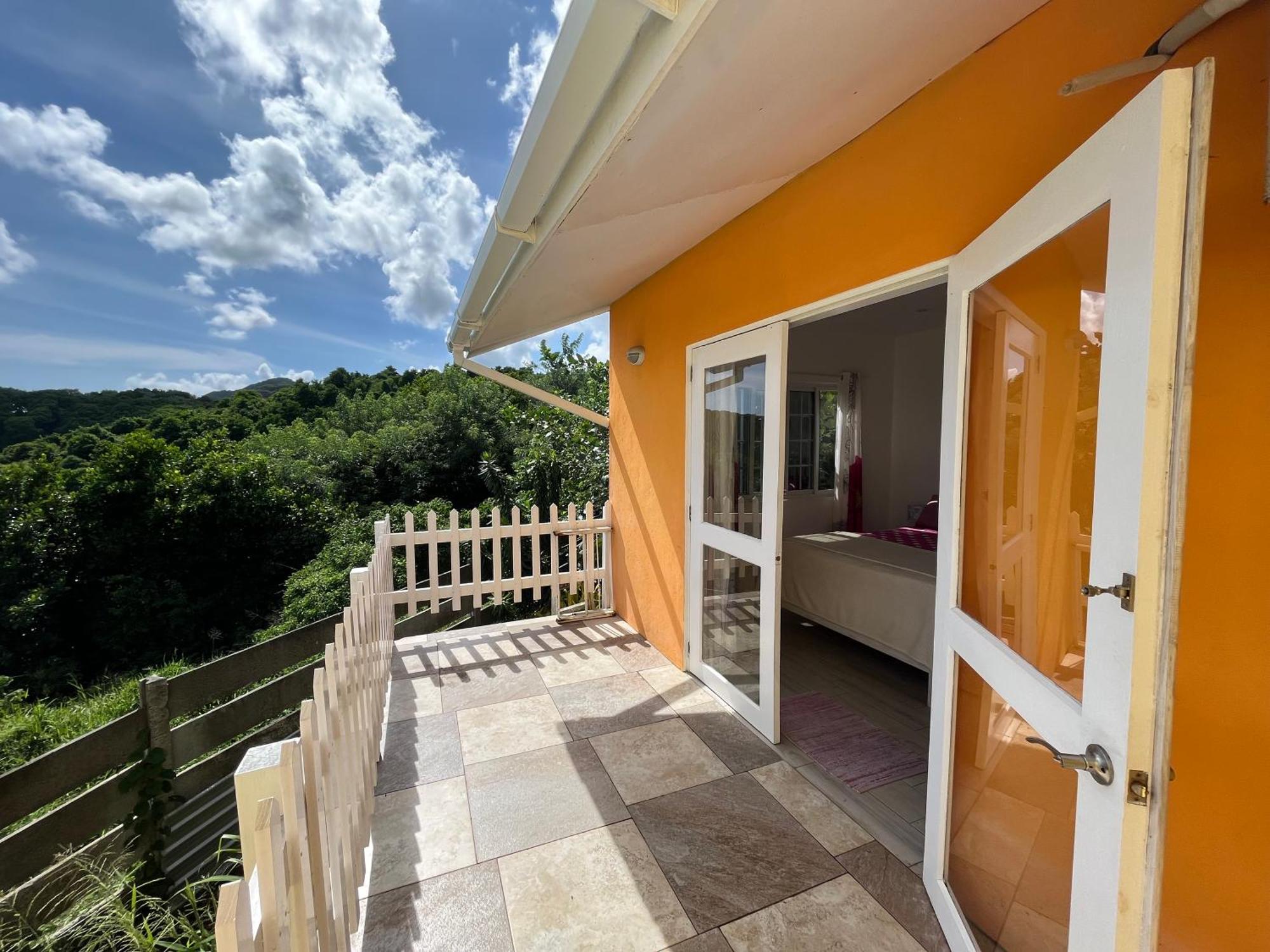 Waves Villa Guesthouse Kingstown Buitenkant foto