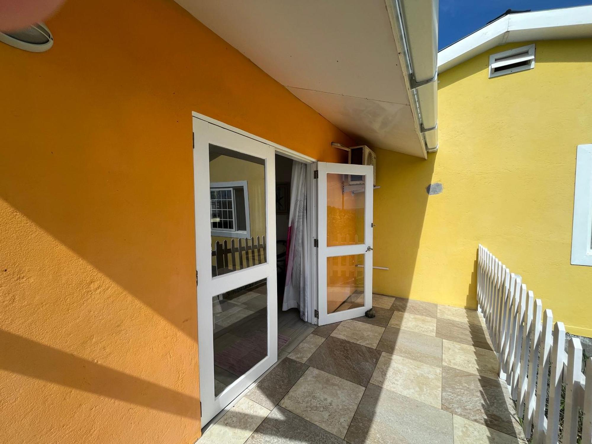 Waves Villa Guesthouse Kingstown Buitenkant foto