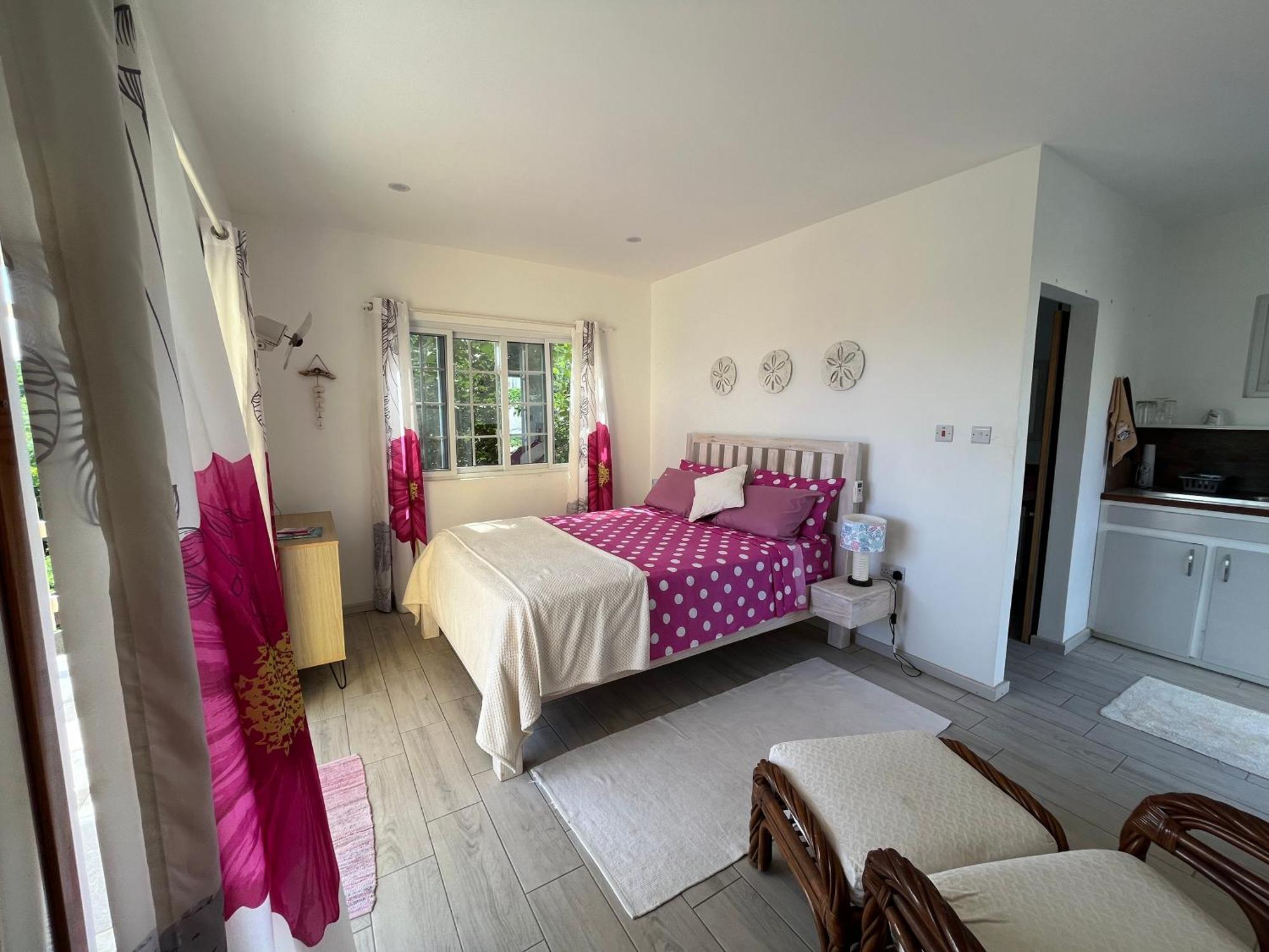 Waves Villa Guesthouse Kingstown Buitenkant foto