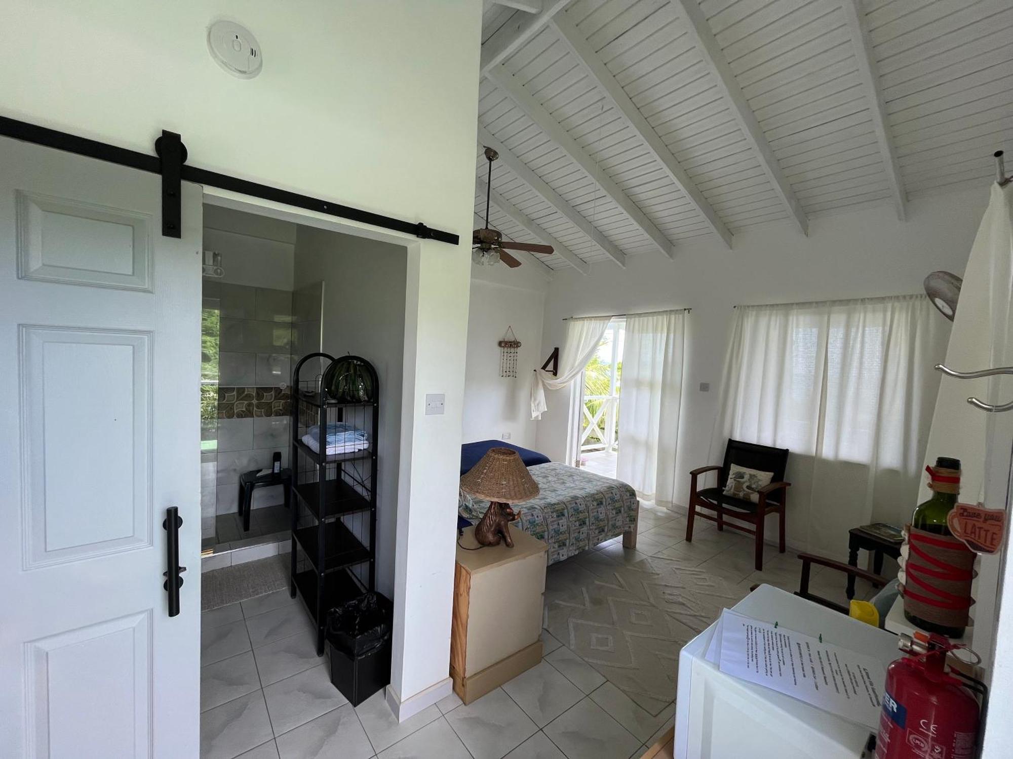 Waves Villa Guesthouse Kingstown Buitenkant foto