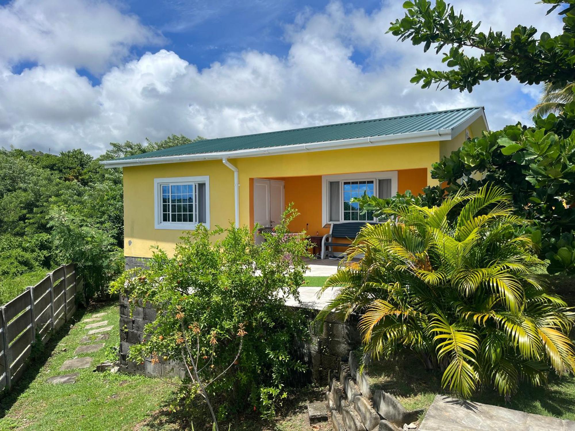 Waves Villa Guesthouse Kingstown Buitenkant foto