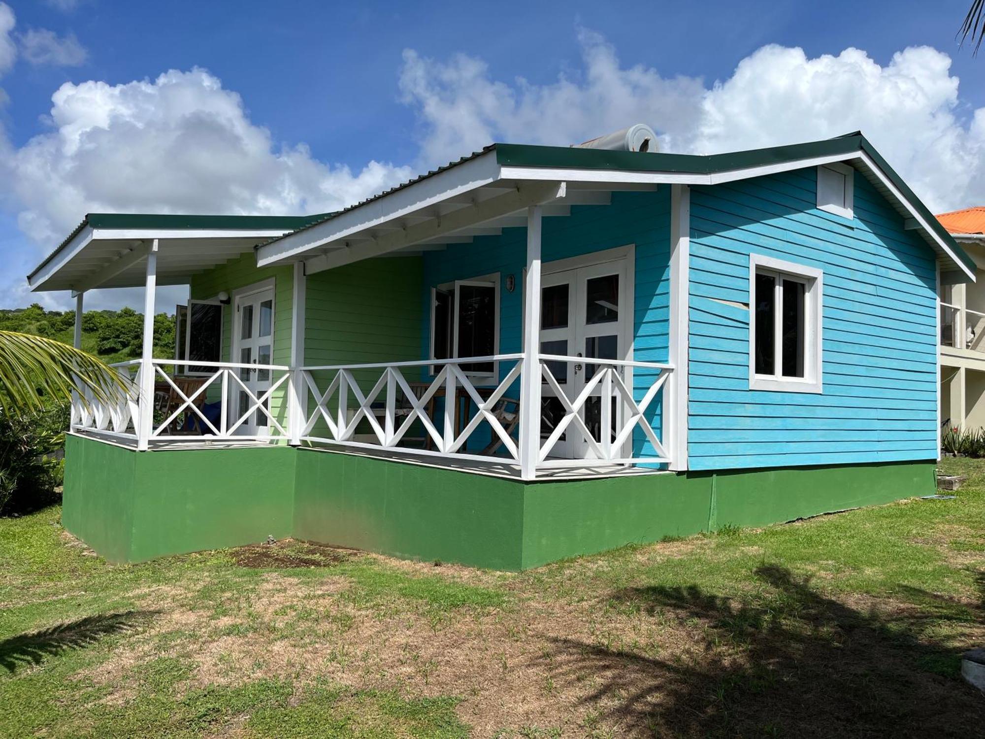 Waves Villa Guesthouse Kingstown Buitenkant foto