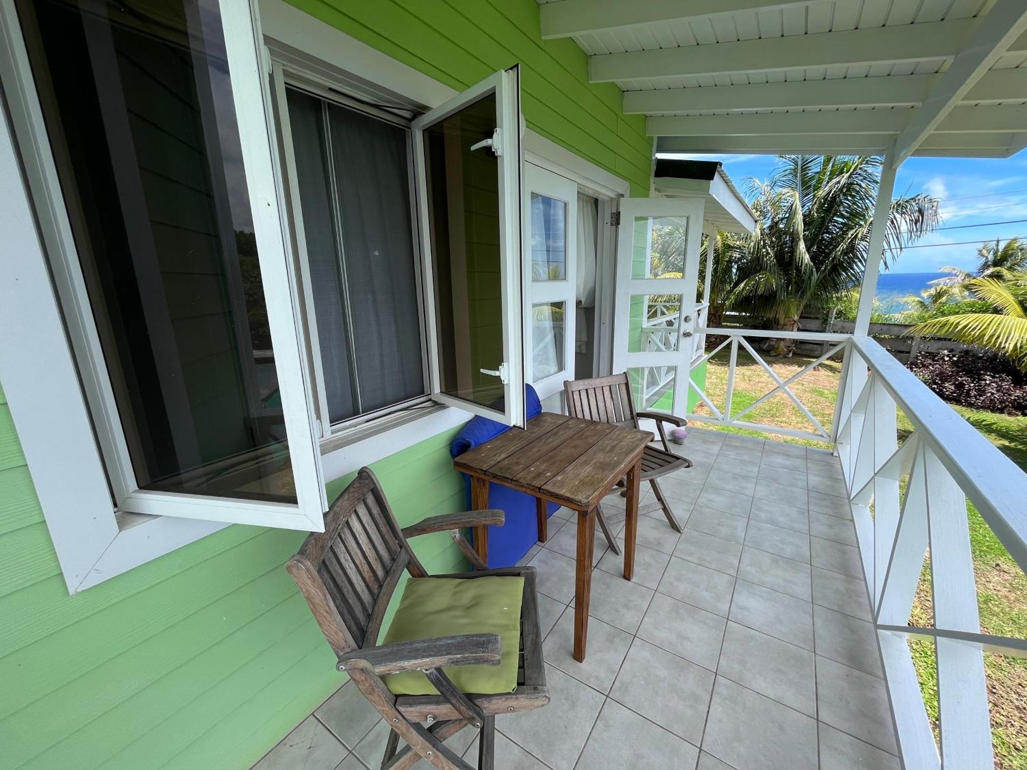 Waves Villa Guesthouse Kingstown Buitenkant foto