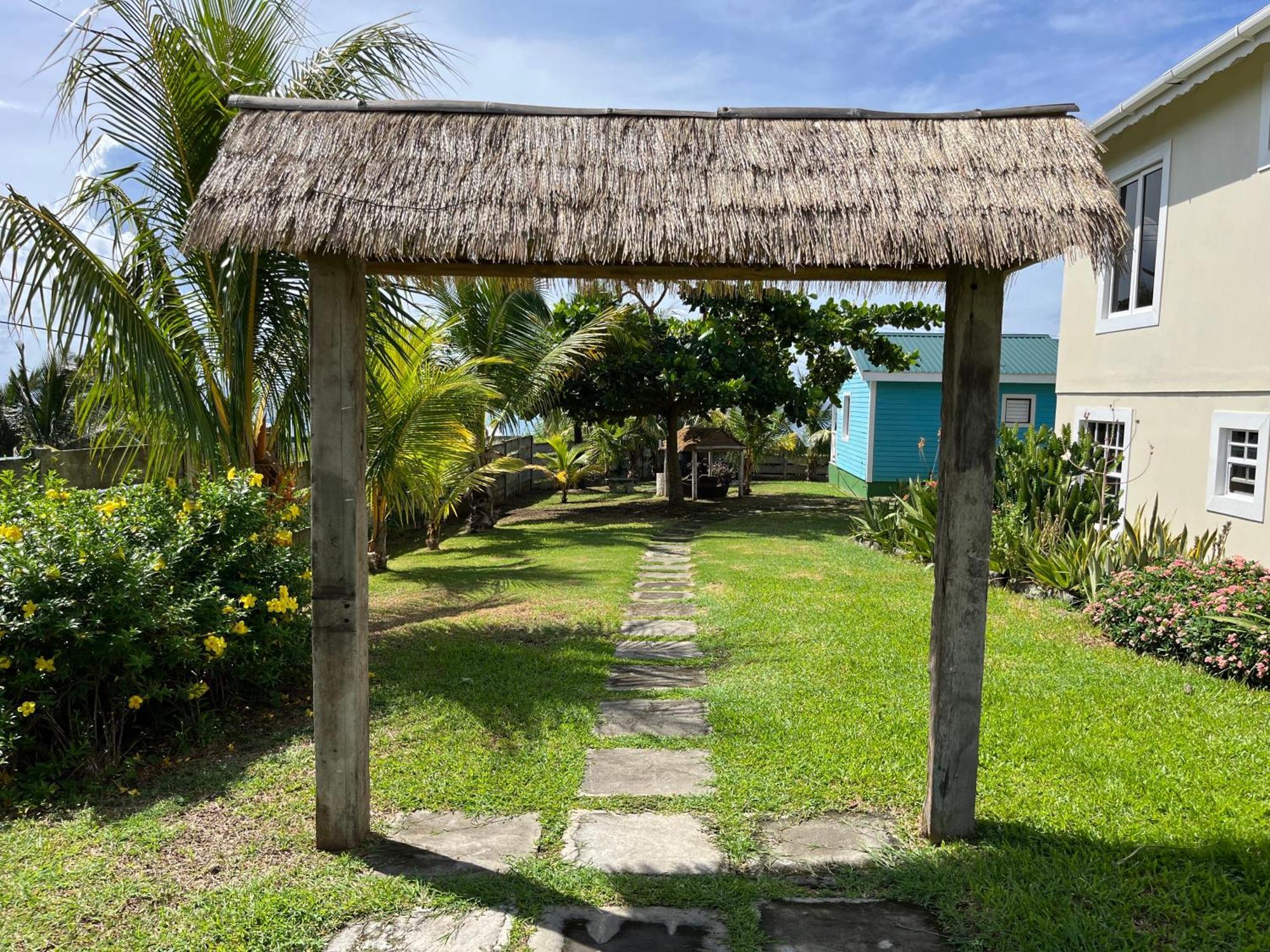 Waves Villa Guesthouse Kingstown Buitenkant foto