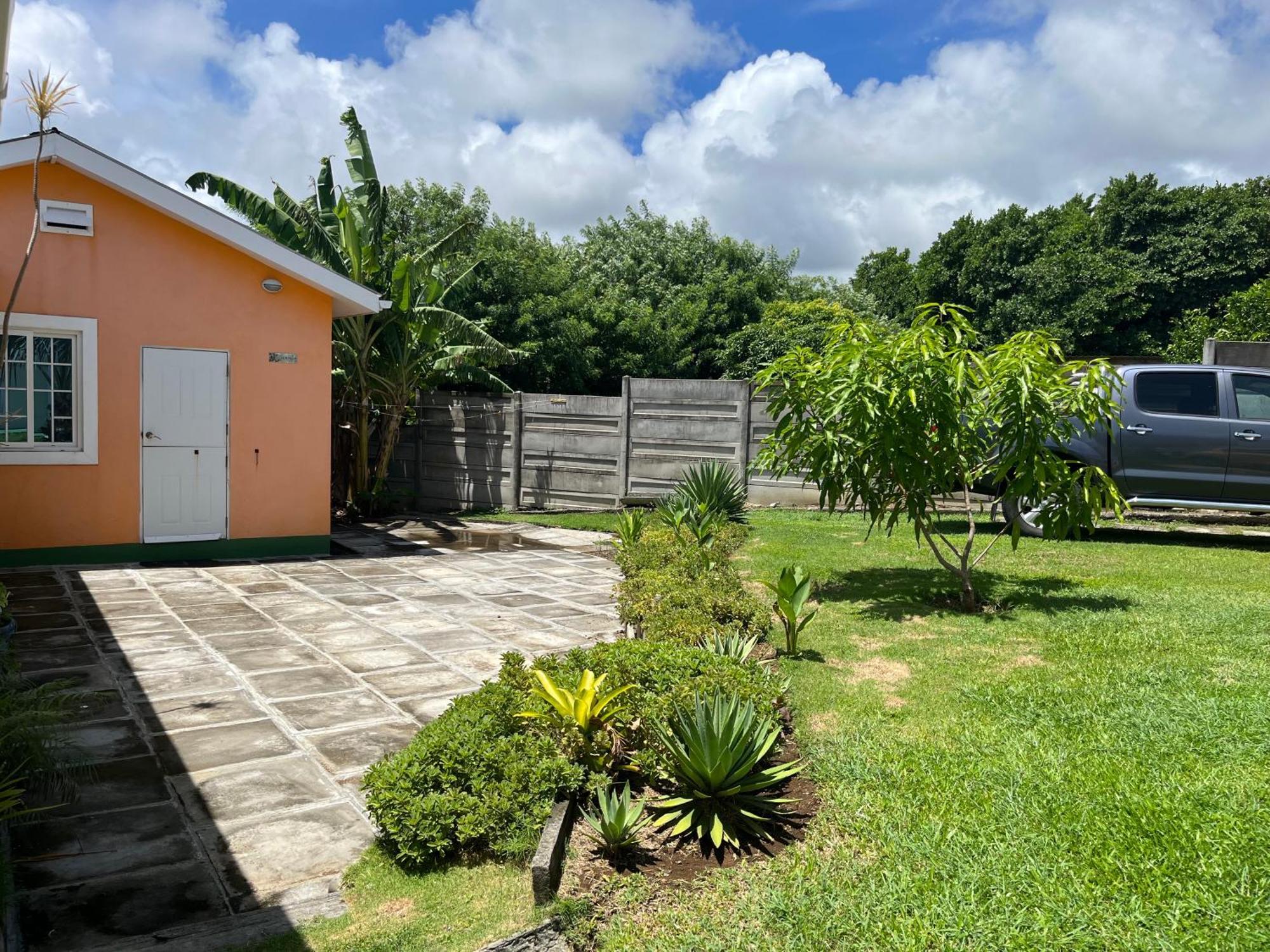 Waves Villa Guesthouse Kingstown Buitenkant foto